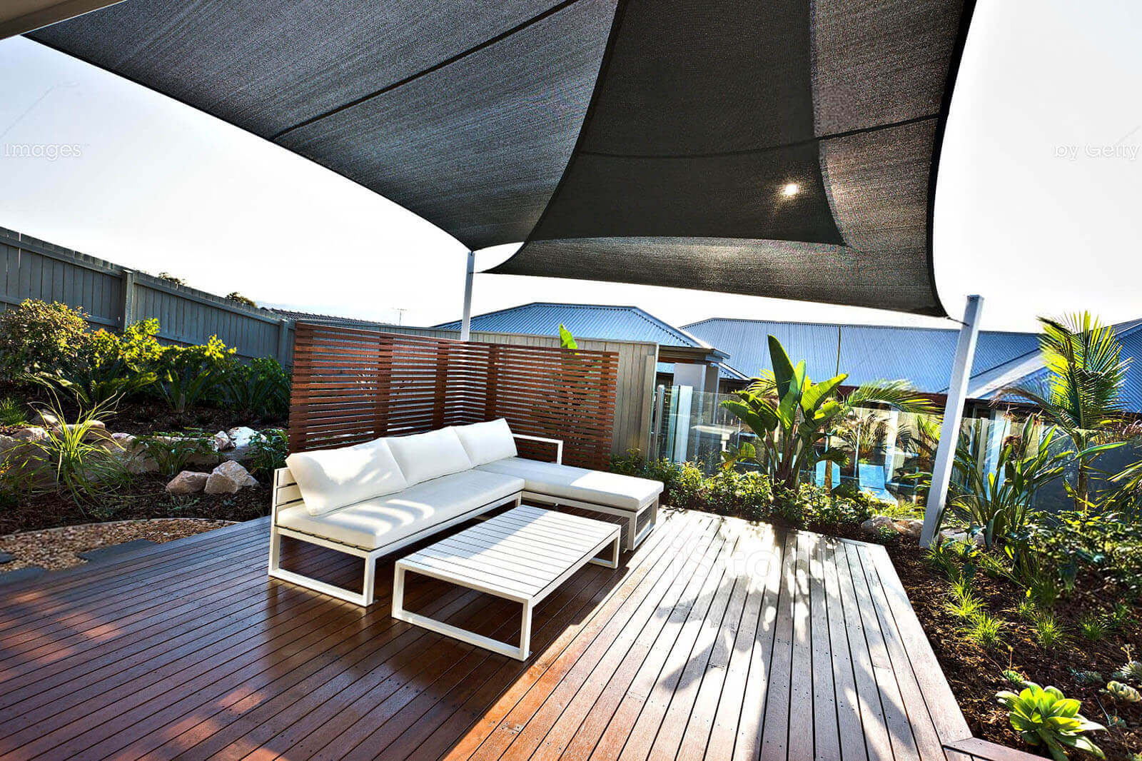 Terrasse mit aufgespannten Tüchern bzw. Sonnensegeln als Sonnenschutz