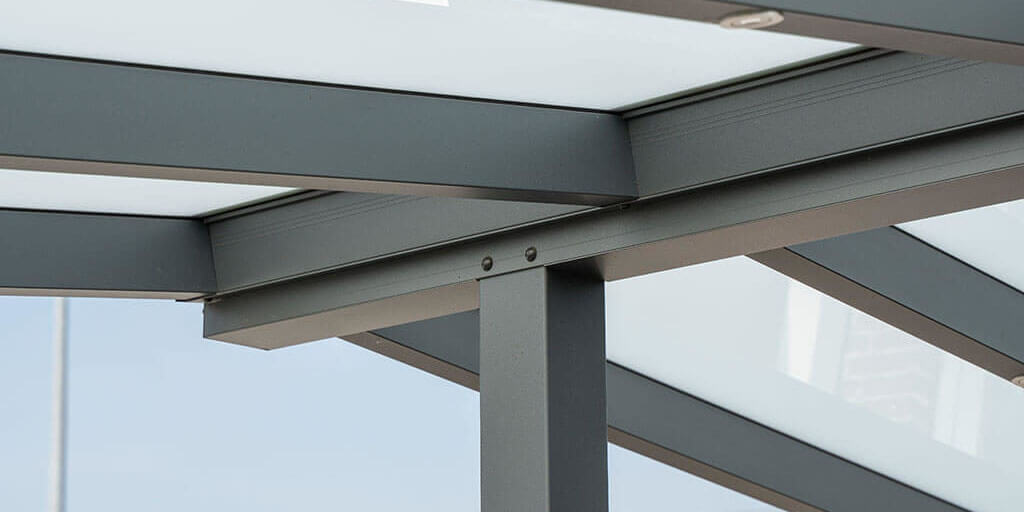 Aluminium-Träger und milchige Verglasung einer Terrassenüberdachung