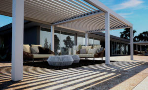 Luxus-Lamellen-Terrassenüberdachung freistehend vor moderner Villa