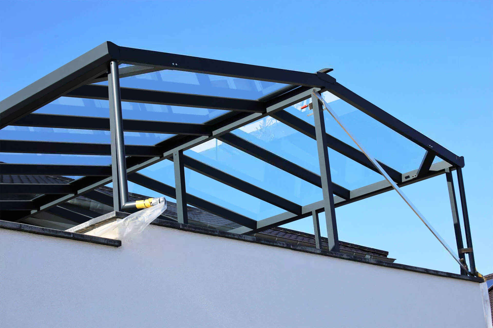 Große Balkonüberdachung aus Aluminium und VSG-Glas