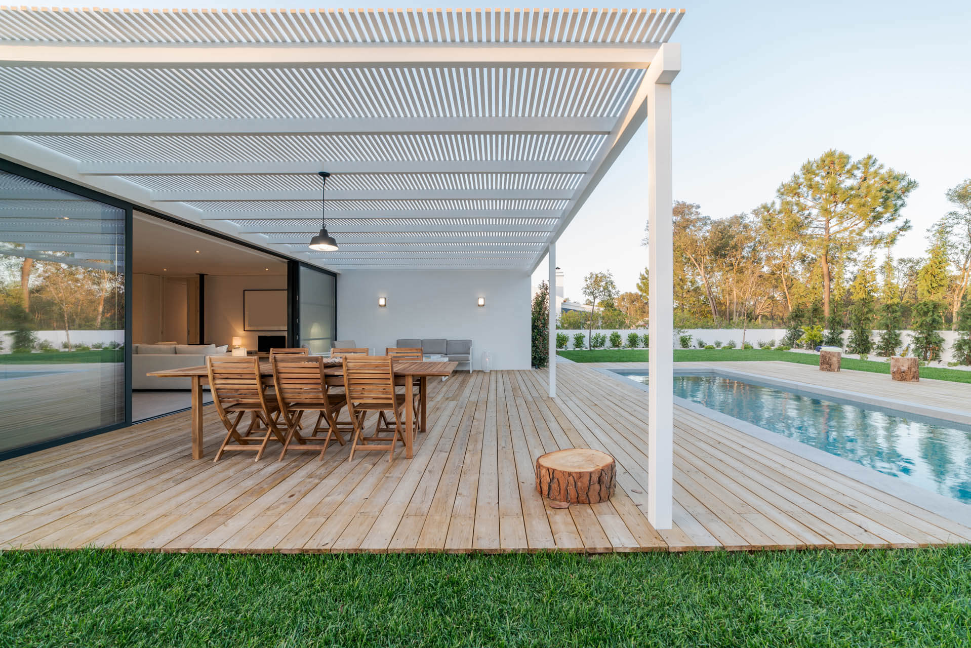 Luxuriöses Haus mit Terrassenüberdachung aus Holz mit Fußboden und Pool davor